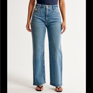 Abercrombie Jeans. 90’s relaxed Jean high rise. 28/6R. Curve love